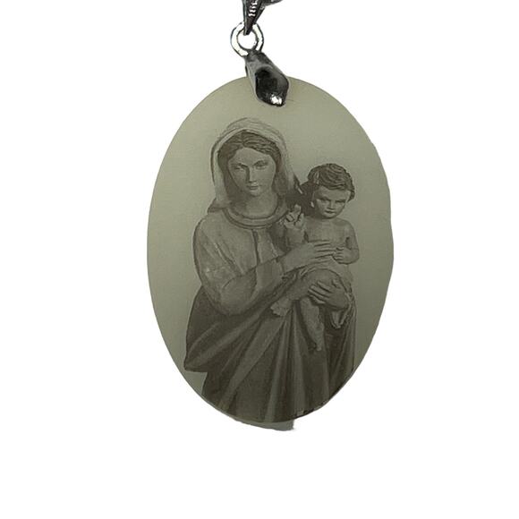 MOTHER MARY Oval Pendant Necklace Silver Tone Religious Faith Medal Gift Boxed - Picture 4 of 11